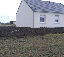 étalement des terres autour de la maison.base en tuf calcaire pour futur terrasse