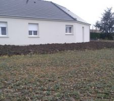 étalement des terres autour de la maison.base en tuf calcaire pour futur terrasse