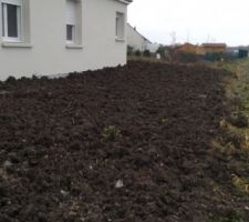 étalement des terres autour de la maison.base en tuf calcaire pour futur terrasse