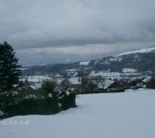 Entree sur le terrain tres pratique et tres securise:
vue sur le plongeon que l'on peut faire( sur le terrain et les maisons en contrebas)  ,si l'on arrive a acceder a notre maison.