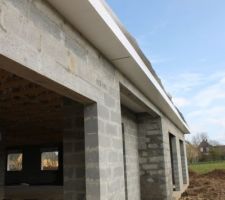 Les rebords de toits en pvc blanc sont posés aussi