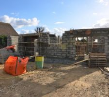 Le travail des ma&ccedil;ons &agrave; la fin de la semaine, les coffres tunnels sont en attente de livraison