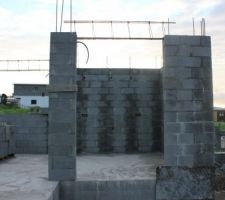 Vue depuis la terrasse vers la cuisine.
L'humidité que l'on voit nettement sur les murs ce sont les poteaux qui ont été coulés aujourd'hui.
Au dessus des baies vitrées le ferraillage qui va renvoyer la charge sur les poteaux.