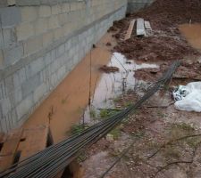 Le mur de soutènement réalisé en septembre 2013 a déjà son utilité vis a vis du voisin