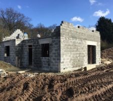 Montage de l'étage. On distingue la base des deux fenêtres côté ouest à droite.