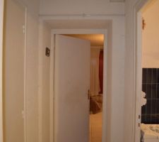 Petit couloir au RDC. A gauche porte des WC, à droite la mini SdB. en face la chambre principale de 24m² environ.