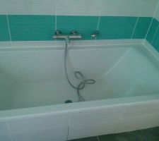 La baignoire et son robinet thermostatique