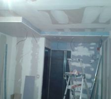 Pose du plafond surbaissé pour encastrer les spots