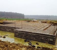 Les poutrelles, hourdis et ferraillages pos&eacute;s avant coulage du b&eacute;ton