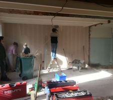 Pr&eacute;paration du mur pour recevoir la poudre de maintien en acier