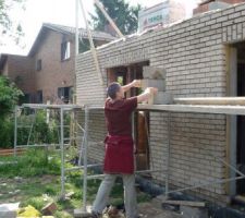 Plus d'échelle pour aller voir en haut. Faut improviser... Quelques blocs de béton et le tour est joué.