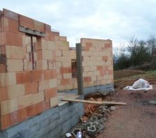 Pose du poteau carr&eacute; de l'entr&eacute;e