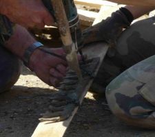 Fixation de colsons sur les rateaux pour tirer le béton