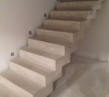 Escalier beton sans eclairage
