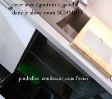 Exemple d'évier avec paillasse à gauche et poubelles coulissantes dessous (show-room SCHMIDT de SERRIS 77)