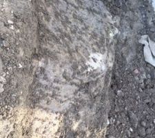 Fondation du garage - énorme caillou retrouvé dans les fouilles