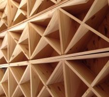 Coupe et mise en place pour la cave à vin, fait avec des planches de pin, coupés à la scie sur table. Ca revient moins cher que des casiers à bouteilles
