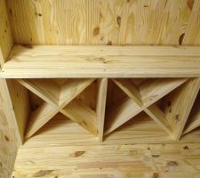 Coupe et mise en place pour la cave à vin, fait avec des planches de pin, coupés à la scie sur table. Ca revient moins cher que des casiers à bouteilles