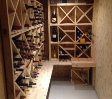 Cave a vin en pin, entièrement réaliser avec des planches coupées sur une scie table. Un casier peut accueillir 4 x 3 bouteilles