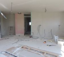 Vue sur l'entrée et sur la cuisine à droite