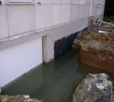 Ouverture prochaine de la piscine communale, la poignée de la porte de garage est sous l'eau!