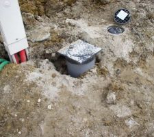 Le coffret EDF, le compteur d'eau et le fameux regard reliant le filtre à sable et le réseau unitaire du village.