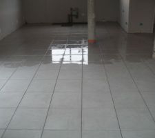 Carrelage quasi fini (il manquait 4 carreaux pour finir aujourd'hui!!!!!)