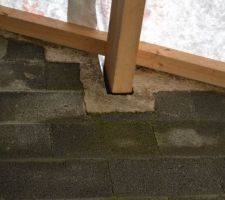 Pose bitume autour des pannes pour ne pas qu'elles touchent le béton et qu'elles ne pourrissent