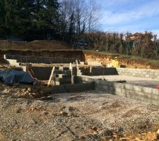 Dalle terminée, les murs du sous sol commencent à monter