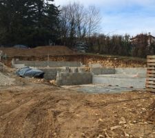 Dalle terminée, les murs du sous sol commencent à monter