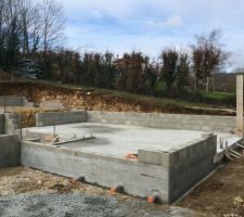 Dalle terminée, les murs du sous sol commencent à monter
