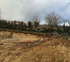 Fin du terrassement, le tas de pierre et de terre mis de cot&eacute; pour le futur remblai