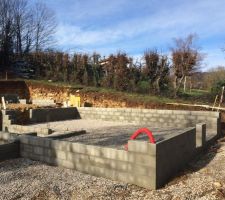 Dalle terminée, les murs du sous sol commencent à monter
