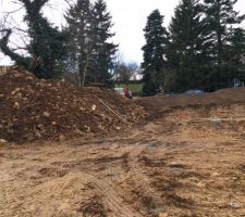 Fin du terrassement, le tas de pierre et de terre mis de coté pour le futur remblai