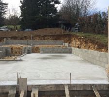 Dalle terminée, les murs du sous sol commencent à monter : la partie garage