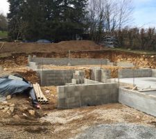 Dalle terminée, les murs du sous sol commencent à monter : la soutènement futur terrasse