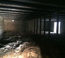 Le vide sanitaire est tr&egrave;s grand, j'esp&egrave;re qu'on pourra y stocker des affaires mais &ccedil;a me semble bien humide...