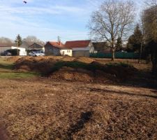 Présence de remblai provenant d'un chantier un peu plus loin dans la rue.