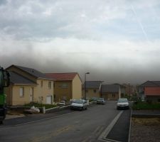 J 106 Un coup de vent vient de passer ... la dalle des combles se nétoie toute seule ;-)