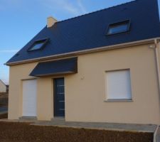 Premières dalles gravillonnées posées devant la maison.
Pose des volets roulants solaires VELUX SK06 achetés à LEROY MERLIN en promo à 580 ? pièce : Nos enfants, nous ont bien aidés, ils ont posé nos 4 volets roulants solaires Vélux. C'est un peu technique. Le premier a été posé en 2 heures, 1 heure le second et 40 min pour les 2 derniers.