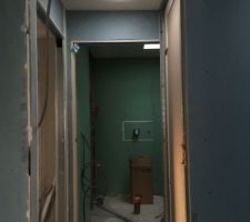 Dégagement   salle de bain au fonds