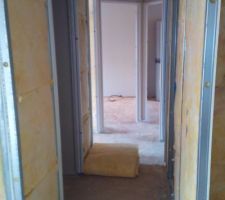 Couloir d'accès aux chambres et sanitaires