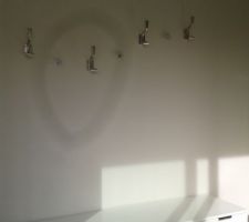 Entr&eacute;e avec des pat&egrave;res d'&eacute;cole r&eacute;cup&eacute;r&eacute;es