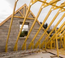Etage, fronton