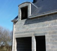 Lucarne et cheminée pour le poêle.