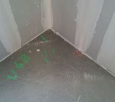 Présence d'humidité dans la chambre du RDC et sur le placo dans l'arrière cuisine