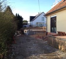 Au fond du terrain, entre les deux maisons, notre construction sort de terre.