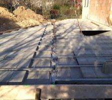 Détail du plafond du sous-sol en cours de réalisation.