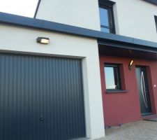 Les luminaires du garage et de l'entrée à détection de mouvements