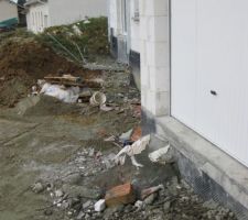 C'est toujours autant le bordel!
Les restes de tuiles ne sont pas un soucis mais des débris de toute sorte (barres de fer, poutres, palette de bois, déversements de liquides durcis sur le sol) est inacceptable... 
Bref, les travaux de terrassement ne peuvent pas être envisagables dans ces conditions!